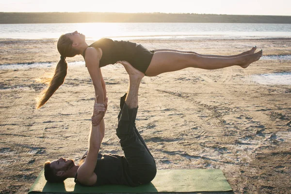 カップル練習 acroyoga 運動 — ストック写真