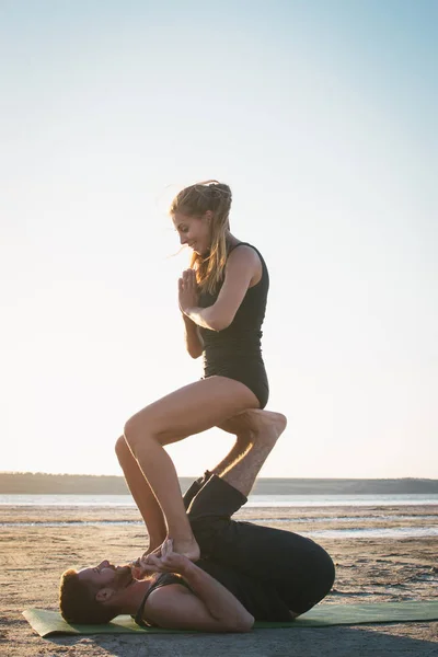 カップル練習 acroyoga 運動 — ストック写真