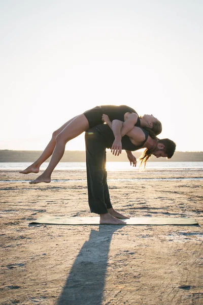 カップル練習 acroyoga 運動 — ストック写真