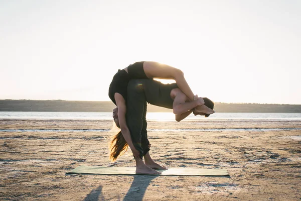 カップル練習 acroyoga 運動 — ストック写真