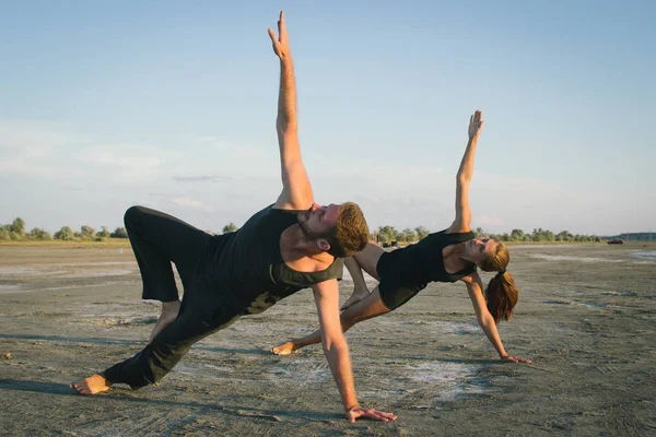 カップル練習 acroyoga 運動 — ストック写真