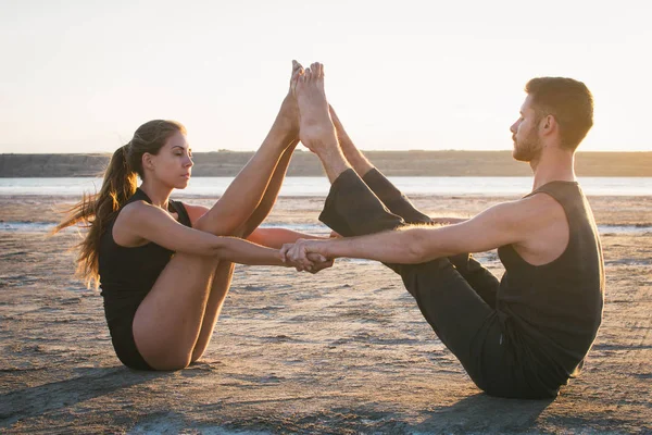 カップル練習 acroyoga 運動 — ストック写真