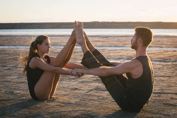 カップル練習 acroyoga 運動 — ストック写真