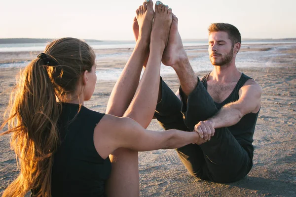 カップル練習 acroyoga 運動 — ストック写真