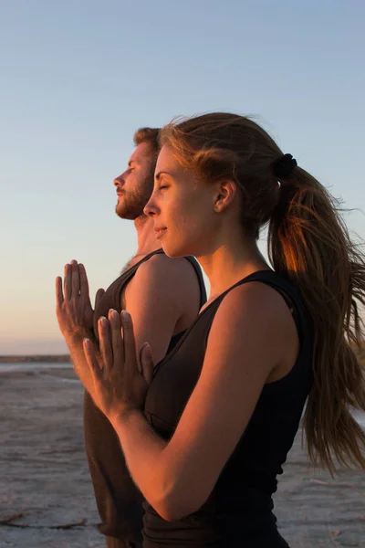 カップル練習 acroyoga 運動 — ストック写真