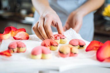 Pastacı-tepsi üzerinde kalp şeklinde şeker hazırlanan koyar