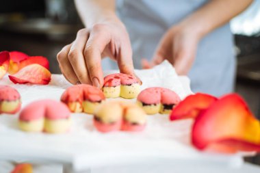 Pastacı-tepsi üzerinde kalp şeklinde şeker hazırlanan koyar