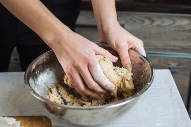 Kadın ellerinizle kase hamur yoğurma