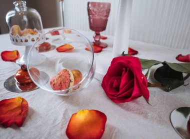 Gül ve yaprakları etrafında kalpler şeklinde kek