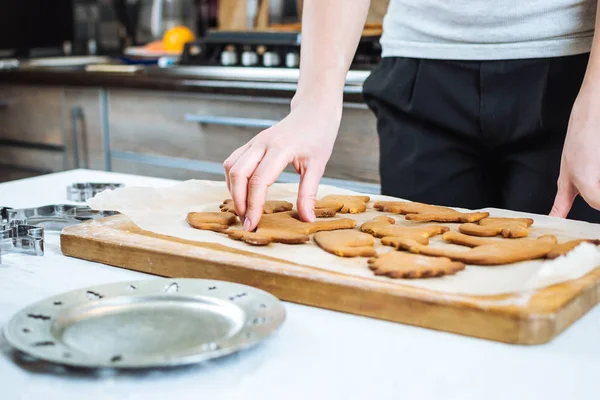 Žena položí cookie na desce — Stock fotografie