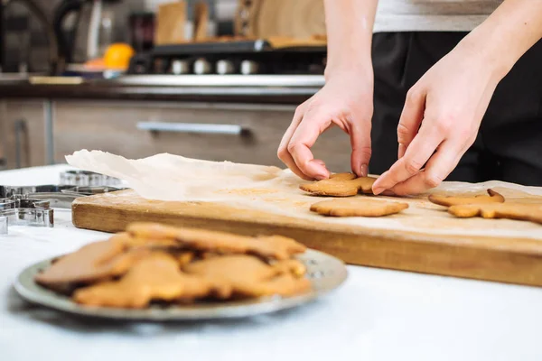 Žena rozložení připravené soubory cookie na prkénku — Stock fotografie