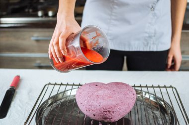 Kalp şeklinde pasta üzerine dökerek sır başlangıç