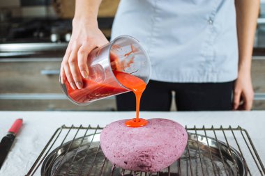 Kalp şeklinde pasta üzerine dökerek sır süreci