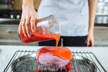 Kalp şeklinde pasta üzerine dökerek sır süreci