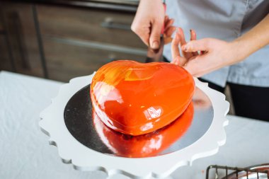 Kürsüde kalp şeklinde pasta koyarak pudra