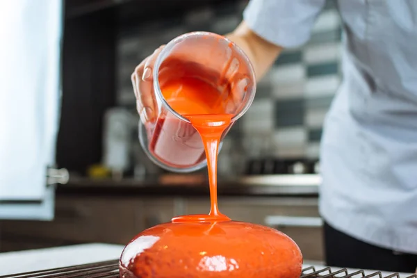 El proceso de verter esmalte en la torta en forma de corazón —  Fotos de Stock