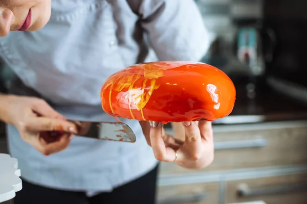 심 혼의 형태로 케이크 주걱으로 형성 하는 제과 — 스톡 사진