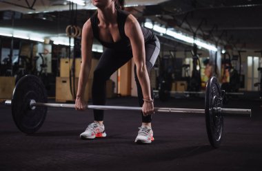 Genç ve güzel kadının yapması spor salonunda squats