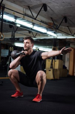 Halter salonunda ile ağız kavgası yapan genç ve güzel erkek