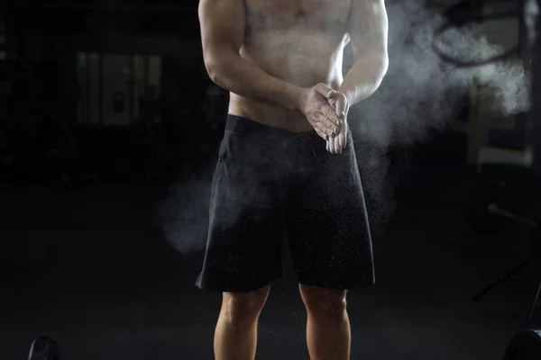 强壮的年轻人擦手的氧化镁在健身房 — 图库照片
