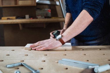 İşçi ahşap biler