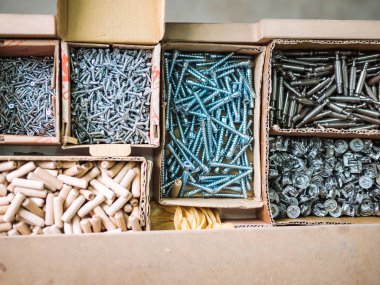 Demir çivi ile kutuları 