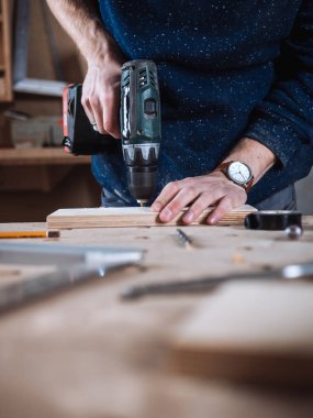 genç adam matkap ile çalışma 