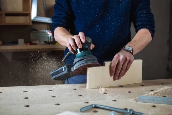 Werknemer maalt het hout — Stockfoto