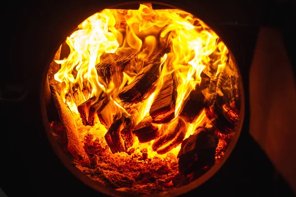 Brinnande trä i öppen spis — Stockfoto