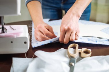 Genç kadın handsewing