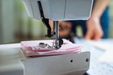 Dikiş makinesi ile kumaş görünümünü