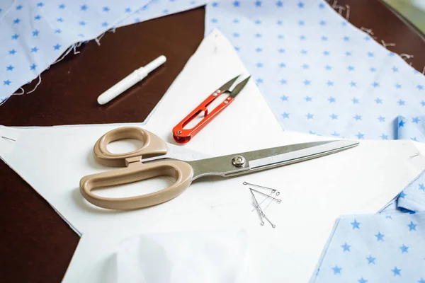 テーブルの上の縫う用具 — ストック写真