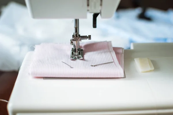 Pohled na šicí stroje s tkaninou — Stock fotografie