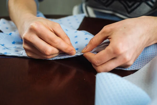 Ung kvinna handsewing — Stockfoto