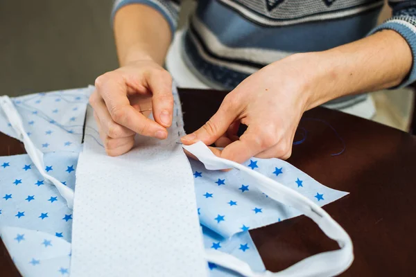 Ung kvinna handsewing — Stockfoto