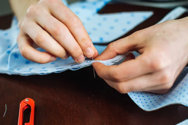 Ung kvinna handsewing — Stockfoto