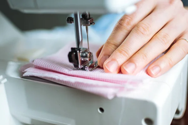 Žena pracující na šicím stroji — Stock fotografie