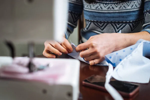 Mujer trabajando en la máquina de coser —  Fotos de Stock