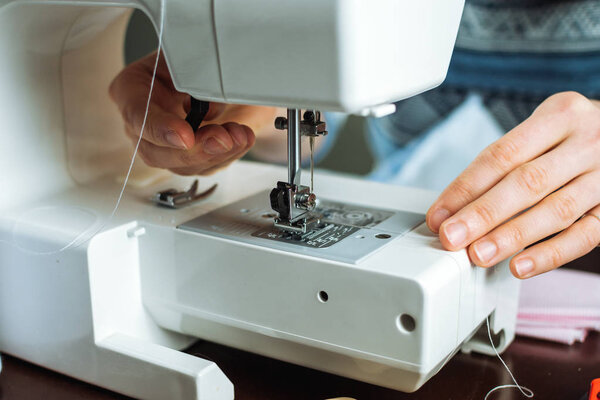 Женщина, работающая на швейной машине