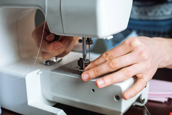 Frau arbeitet an Nähmaschine — Stockfoto