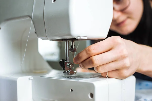 Žena pracující na šicím stroji — Stock fotografie