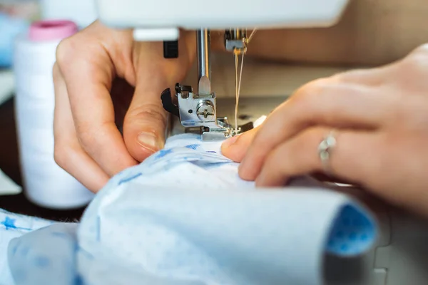 Femme travaillant sur la machine à coudre — Photo