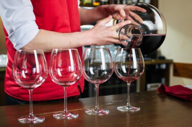 Sommelier cam restoranda kırmızı şarap ile doldurma
