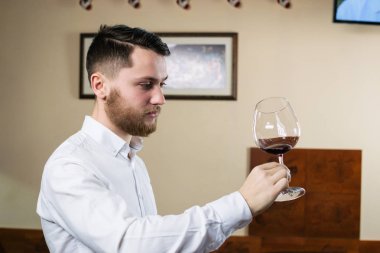 Restoranda şarap tatma sommelier 