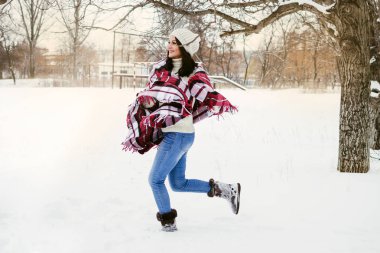 Kış parkında güzel bir kadın