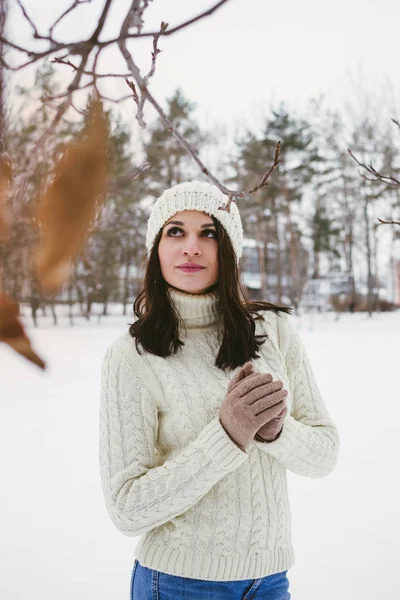 Schöne Frau im Winterpark — Stockfoto