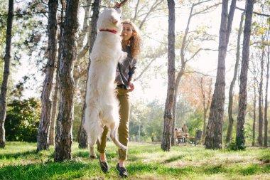 Genç kadın köpekle oynamayı 