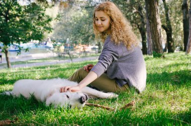 Genç kadın köpekle oynamayı 