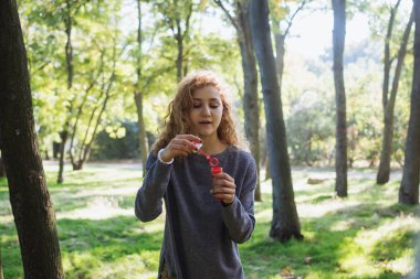 Çekici kadın üfleme sabun köpüğü