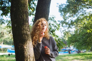 Çekici kadın üfleme sabun köpüğü